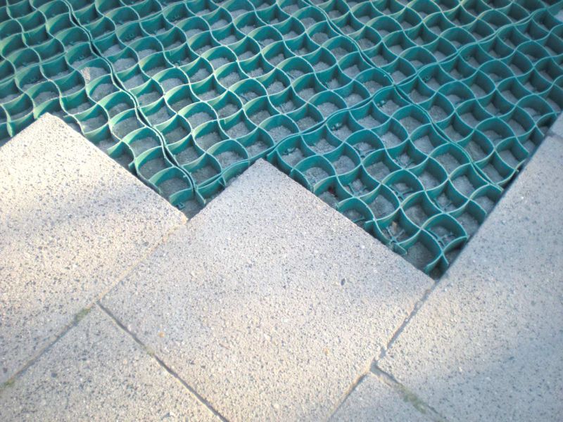 Neugestaltung eines begrünten Mieterparkplatz mit dem Bodengitter BG50