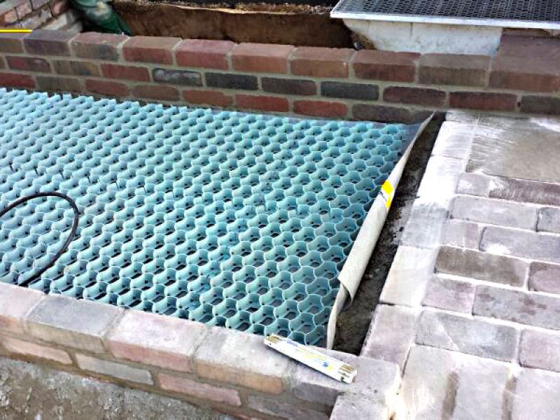 Verlegen und verfüllen der Bodenwabe BW40 zur Befestigung von Kieswegen