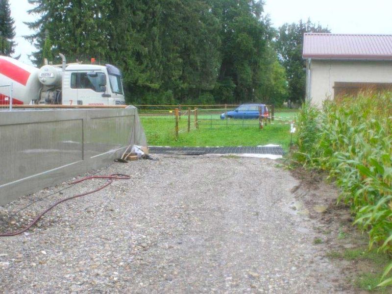 Mobile Baustraße zum Schutz eines Rasen für einen Betonmischer und Betonpumpe