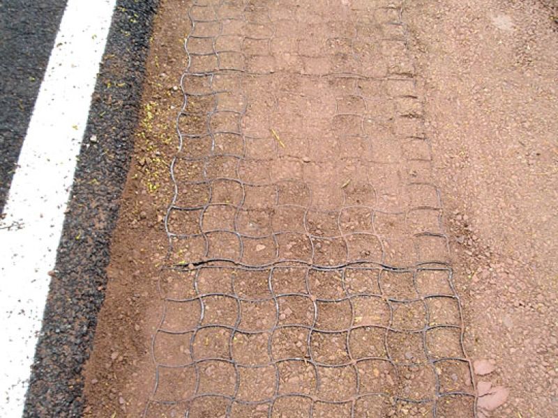 Befestigung eines Seitenstreifens einer Straße mit dem Bodengitter BG50