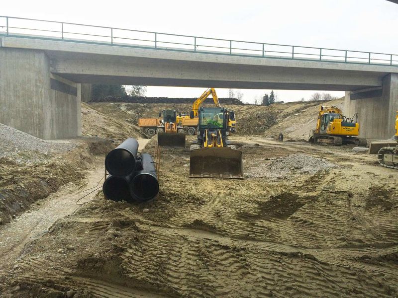 Mobile Baustrasse als Zufahrtslösung für LKW und Bagger im Straßenbau und Verkehrswegebau
