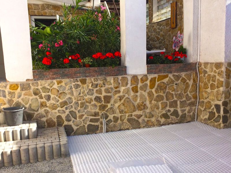 Begehbare Kiesfläche im Eingangsbereich eins Wohnhauses mit der Kieswaben KW30