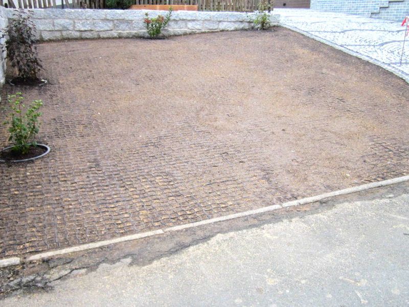 Herstellen eines unversiegelten Hof mit dem Bodengitter BG50