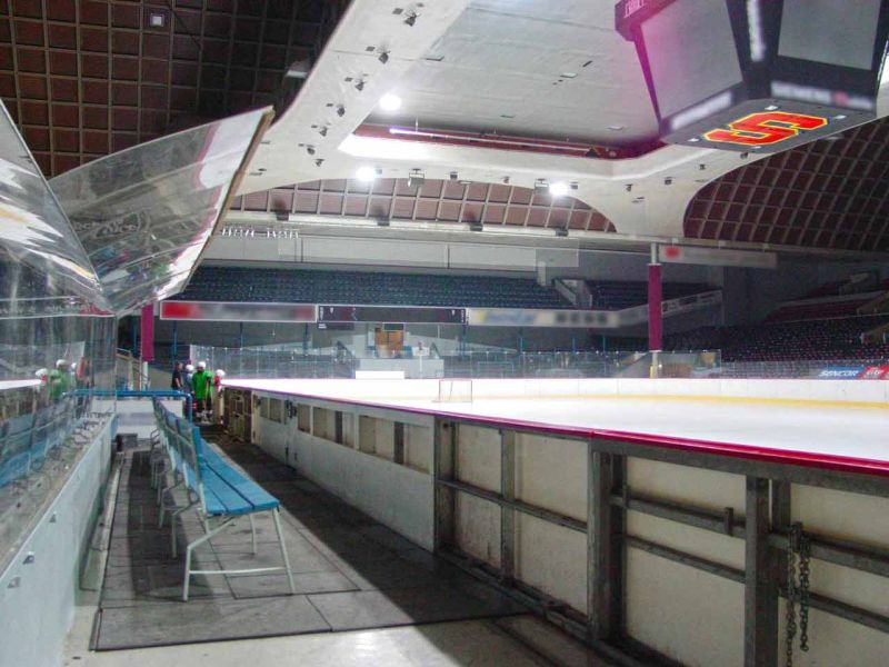 Rutschhemmde & stoßdämpfende Bodenmatten aus weichem PVC für eine Eissporthalle