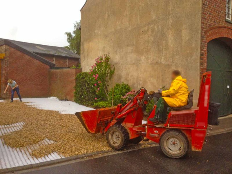Kiesstabilisierung eines Hof und Einfahrt mit dem Kiesgitter KG30