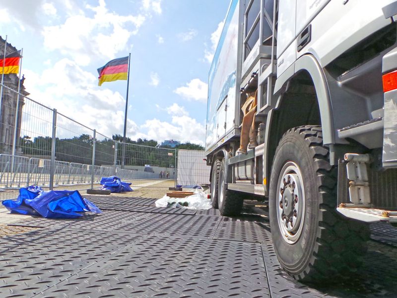 Mobile Baustraße vor dem Bundestag in Berlin