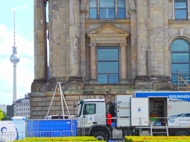 Mobile Baustraße vor dem Bundestag in Berlin