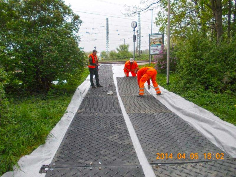 Mobile Baustraße zum Schutz des Pflasters im Gleisbau und Schienenverkehr