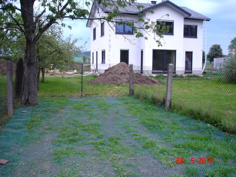 Rasennetz als Wühlschutz und Buddelschutz für Hühner in der Freilandhaltung