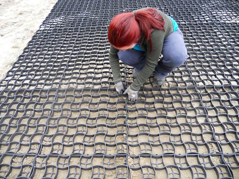 Verlegung des Bodengitter BG50 für die Herstellung eines neuen Reitplatz