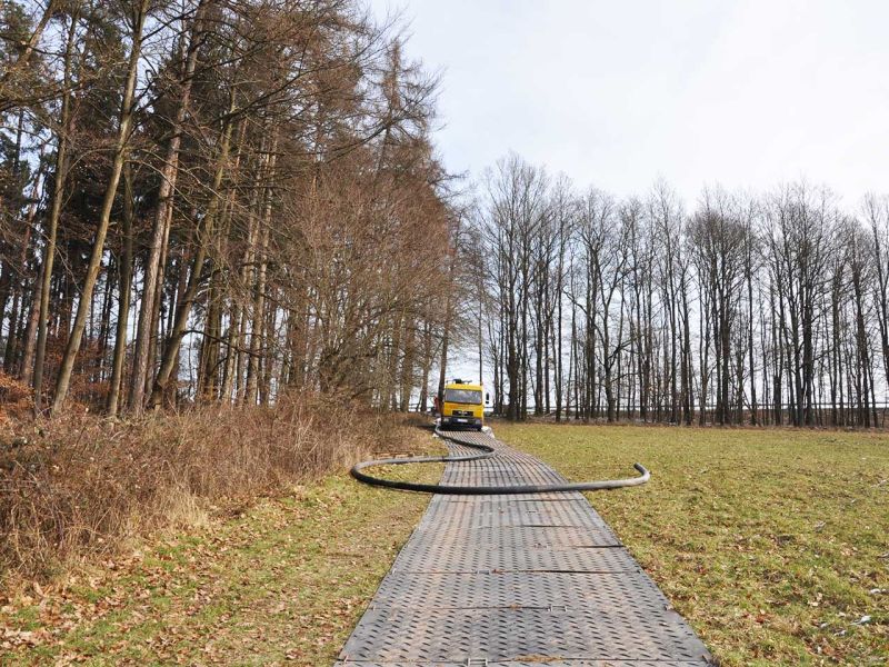 Mobile Baustraße Telekom-Baustelle Esselbach im Steigerwald mit der s:tek 48 Bodenschutzplatte