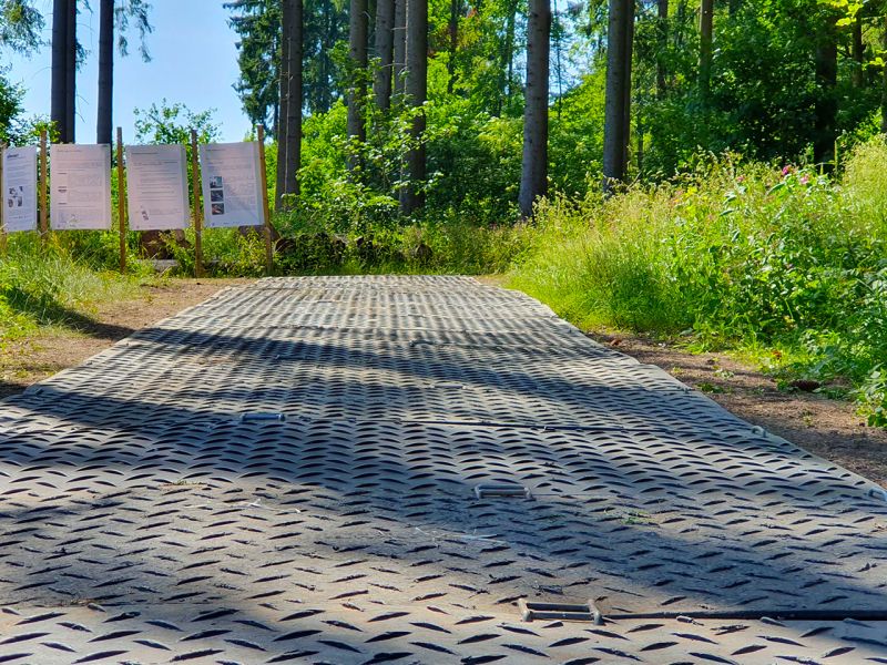 Securatek zeigt wie es geht - s:tek 48 · Hochleistungs-Bodenschutzplatte als Gehweg für eine Veranstaltung in einem Waldgebiet