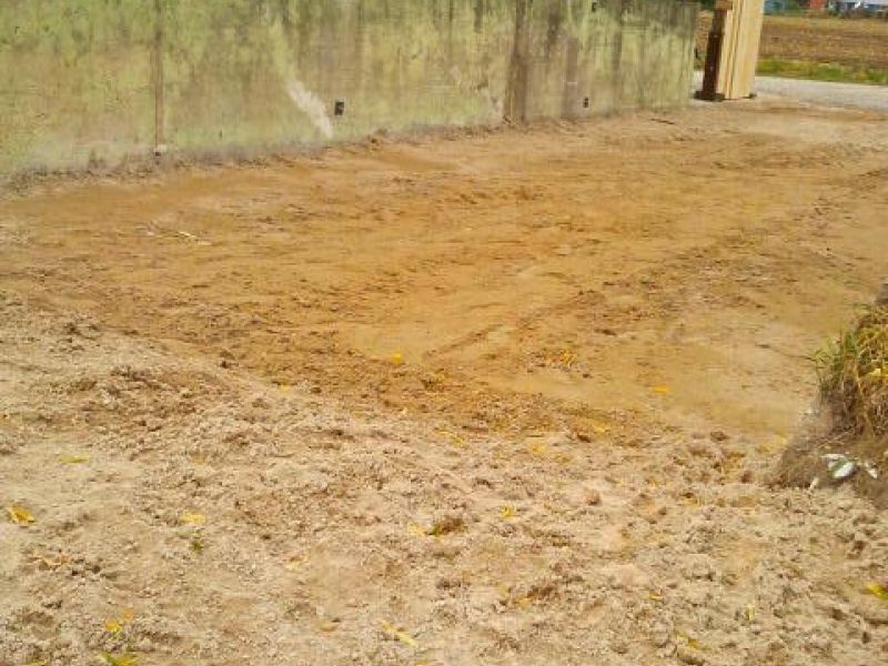 Verlegen des Bodengitter BG30 zur Bodenbefestigung vor einem Pferdestall