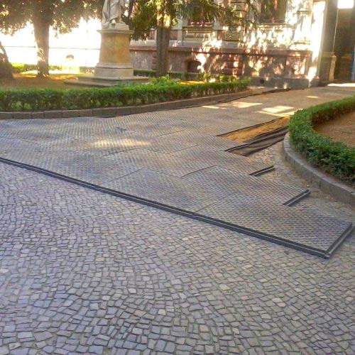 FastFloor Bodenmatten verhindern Schäden an Mosaik und Kopfsteinpflaster während Renovierungsarbeiten und bieten sicheren Pflasterschutz.