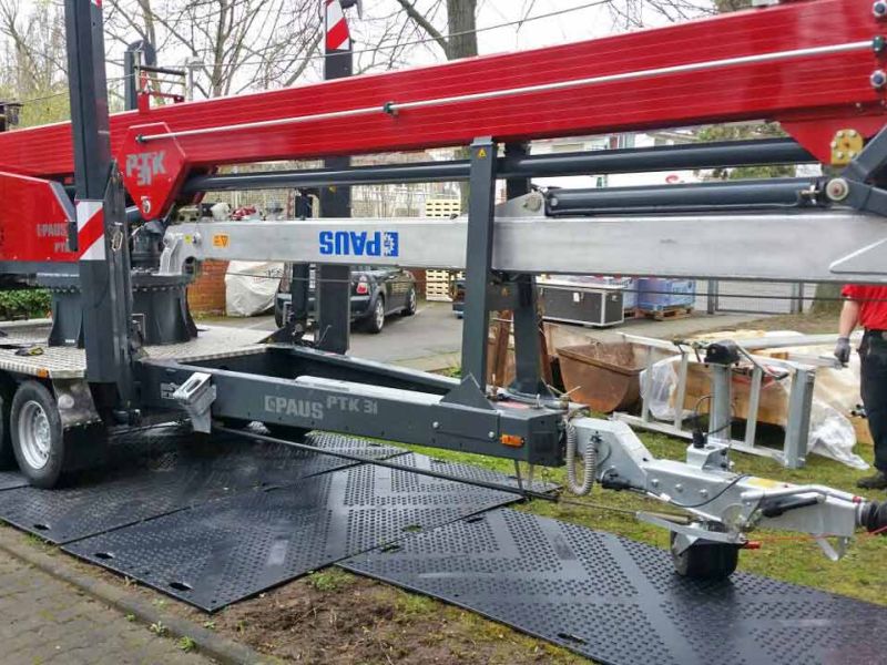 Kunststoff Fahrplatten als Bodenschutz für den Anhängerkran einer Zimmerei