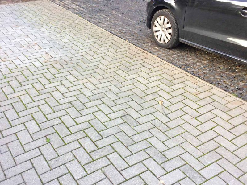 Umwandlung einer Pflanzfläche zu einem PKW Stellplatz aus Rasengittersteinen