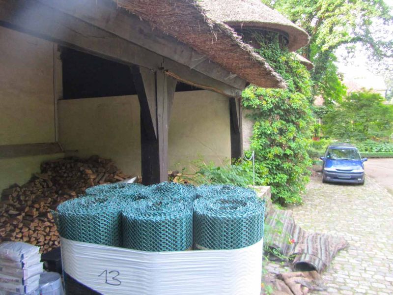 Rasennetz zur Rasenverstärkung eines Rasenparkplatz aus Rollrasen