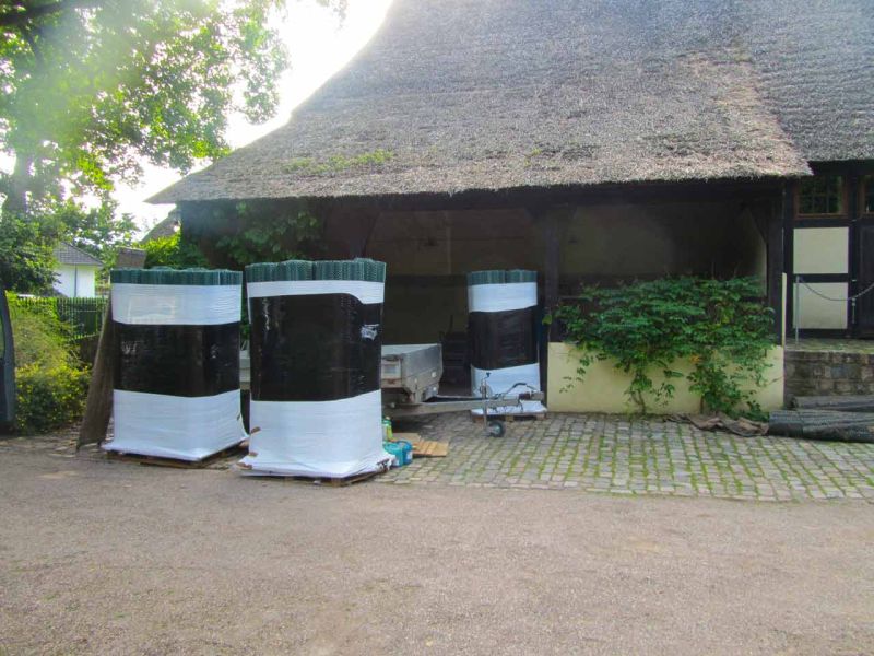 Rasennetz zur Rasenverstärkung eines Rasenparkplatz aus Rollrasen