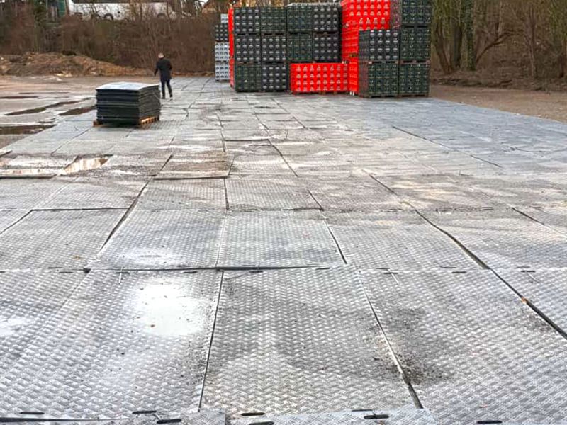 Temporäre Lagerfläche zum befahren mit Transportfahrzeugen mit den e:tek PRO Langen Fahrplatten