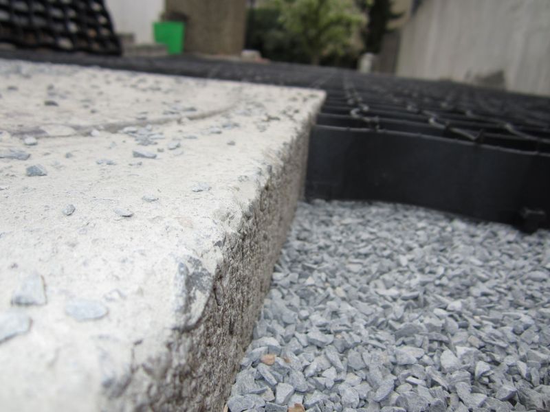 Verlegen und Verfüllen des Bodengitter BG50 für Hof und Einfahrt