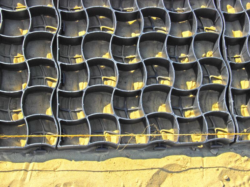 Bodengitter BG50 zur Herstellung eines befestigten Weg für Fahrzeuge und Anhänger auf Sand