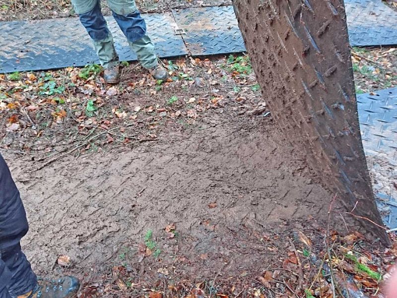 s:tek Hochleistungs - Bodenschutzplatten zur bodenschonenden Holzernte in der Waldarbeit und Forstwirtschaft bzw. Waldtechnik und Fortsttechnik