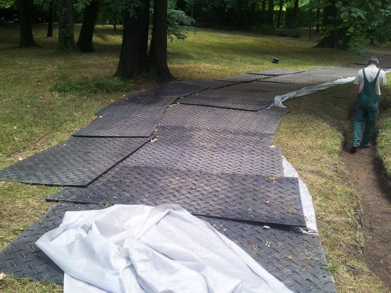 Mobile Baustrasse als temporäre Fahrstrasse für den Rohrleitungsbau in einem Waldgebiet