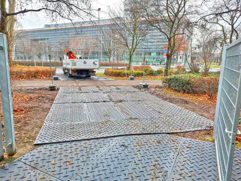 Fahrplatten als Baustellenzufahrt zur Errichtung eines Fassadengerüst. Gerüstbau in Langenfeld, Düsseldorf.