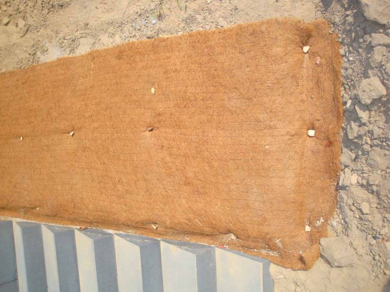 Hangsicherung im Garten einfach gemacht mit der Böschungsmatte BM350