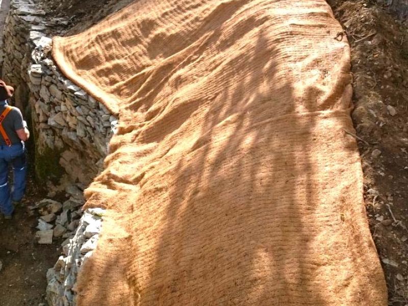 Hang- und Mauer sichern mit der Böschungsmatte Kokos BMK350