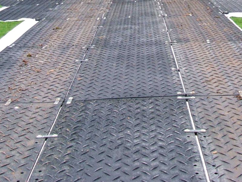 Mobile Baustraße zum Schutz des Rasen auf einem Sportplatz