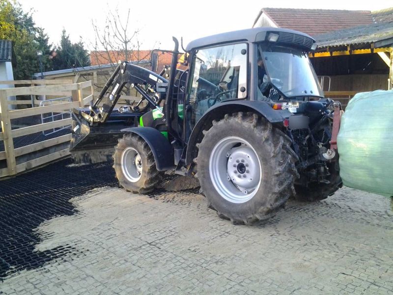 Bodengitter BG50 zur trittfesten Bodenbefestigung eines Roundpen / Führanlage