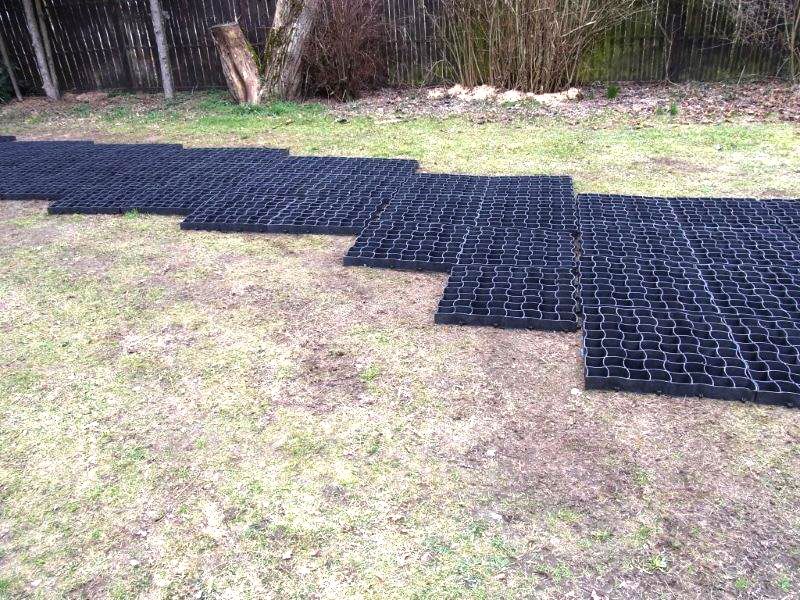 Befestigung eines Gartenweg ohne Unterbau mit Bodengitter BG50
