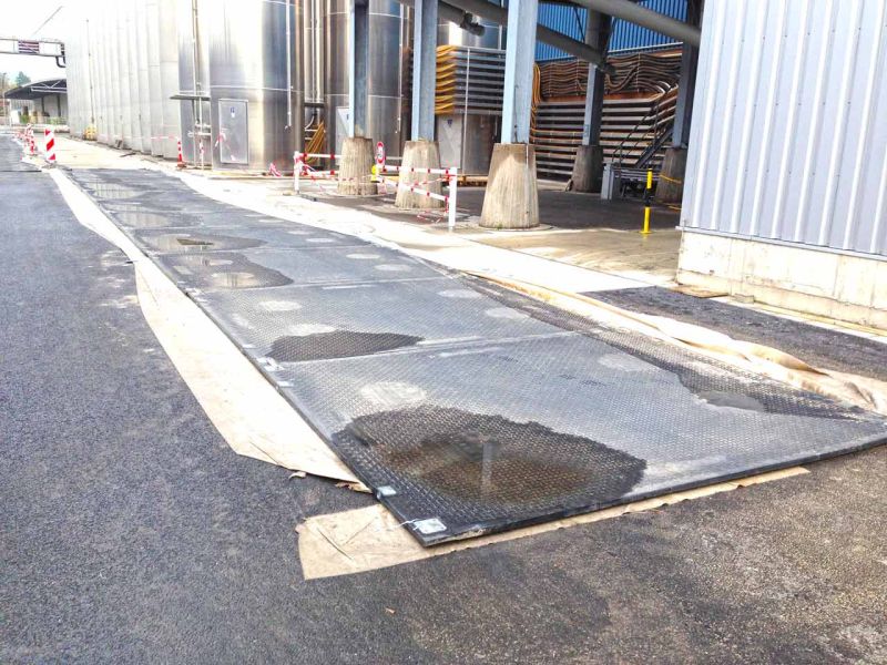 Mobile Fahrstraße zum Schutz einer neuen asphaltierten Fahrfläche