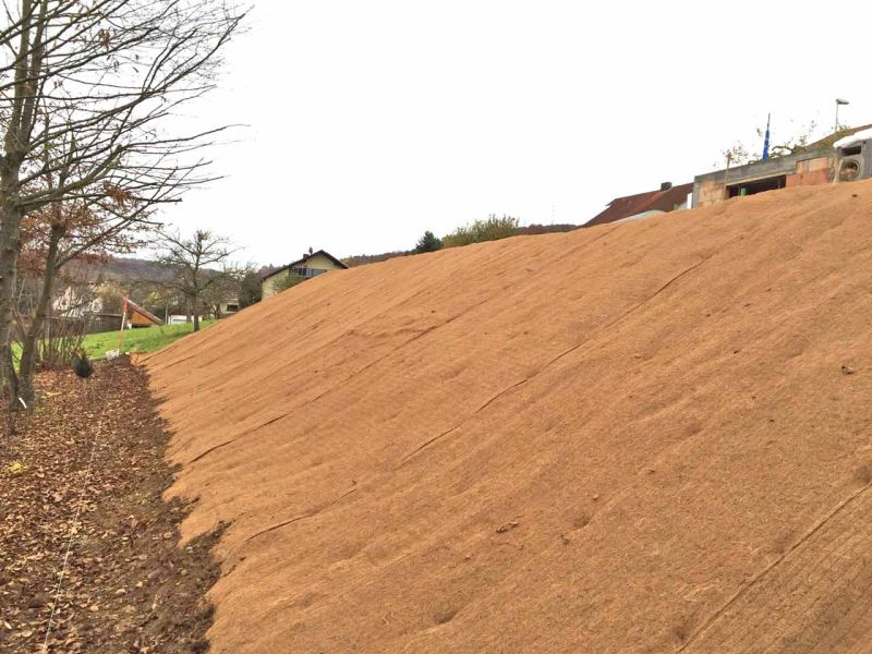 Hang mit verlegter Kokosmatte zur Erosionskontrolle und Hangbefestigung.