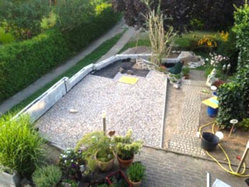 Verlegen der Kieswaben KW50 für eine neu angelegte Kies-Terrasse im Garten