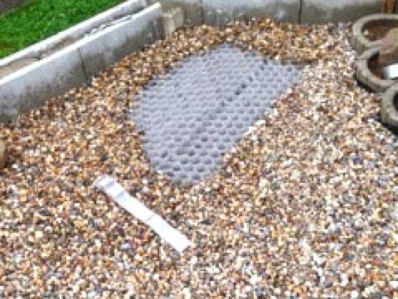 Verlegen der Kieswaben KW50 für eine neu angelegte Kies-Terrasse im Garten