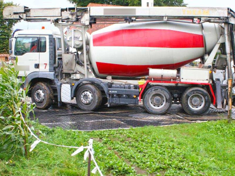 Mobile Baustraße zum Schutz eines Rasen für einen Betonmischer und Betonpumpe