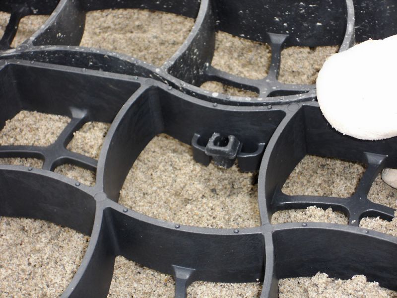 Verlegung des Bodengitter BG50 für die Herstellung eines neuen Reitplatz