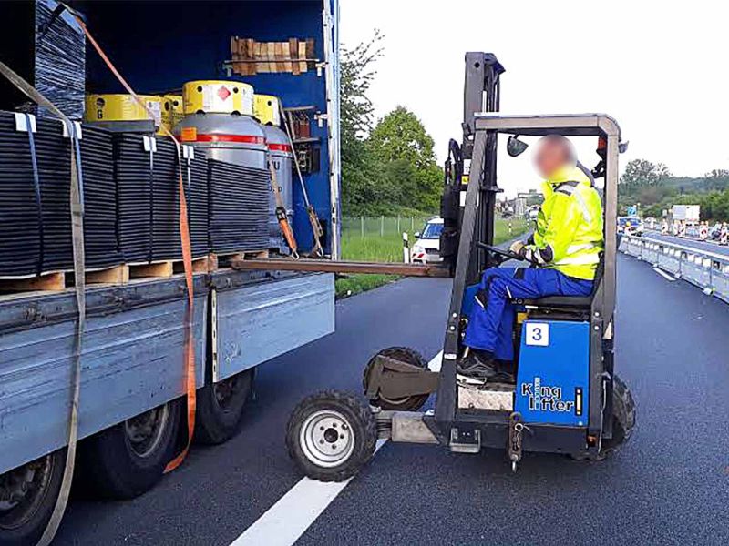 Ein LKW mit Bodenschutzplatten wird mit einem Gabelstapler entladen