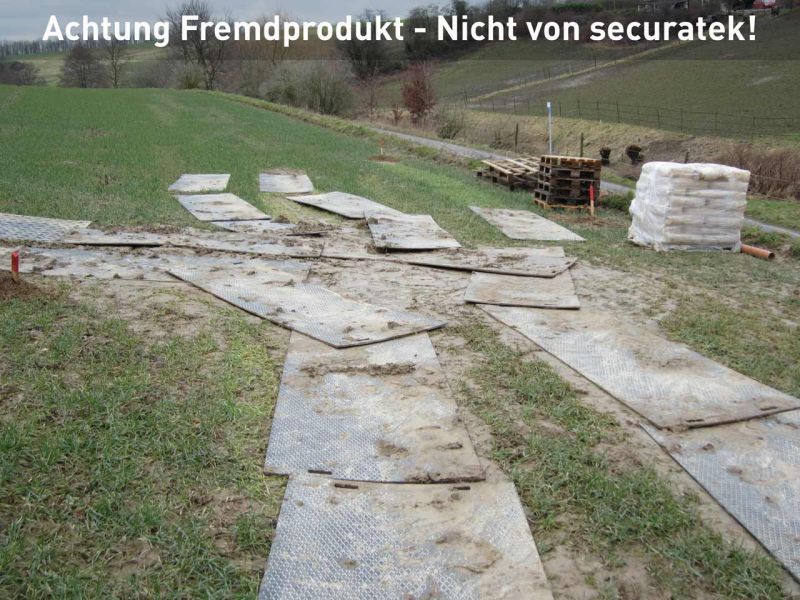 Fahrstrasse für geologische Bohrungen im Gelände mit Bodenschutzplatten