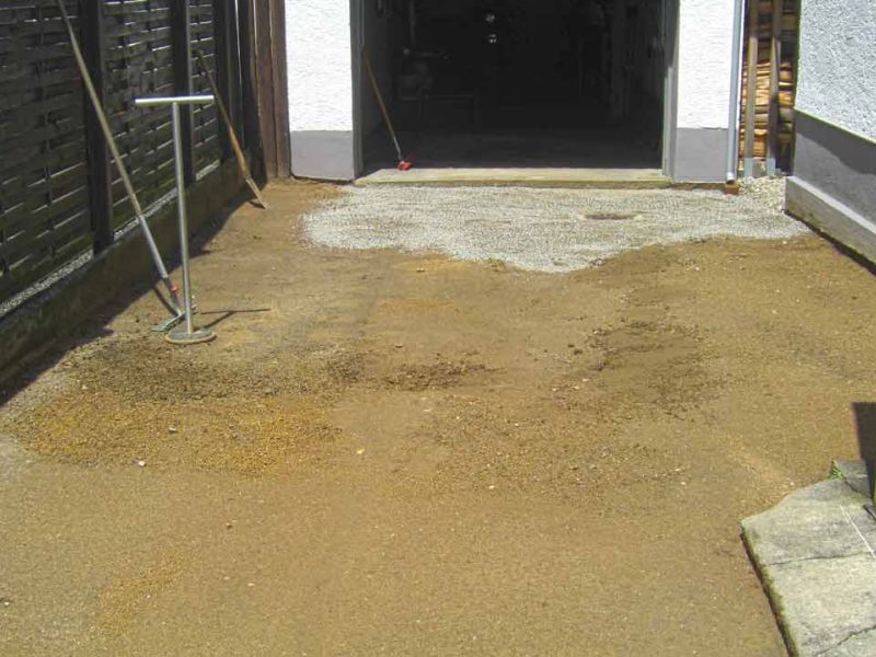 Austausch von Pflastersteinen gegen das Kiesgitter KG30 in Hof & Einfahrt