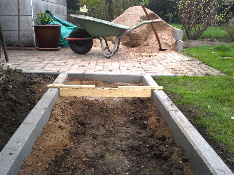 Verlegen von Kieswaben KW50 für einen stabilisierten Kiesweg im Garten