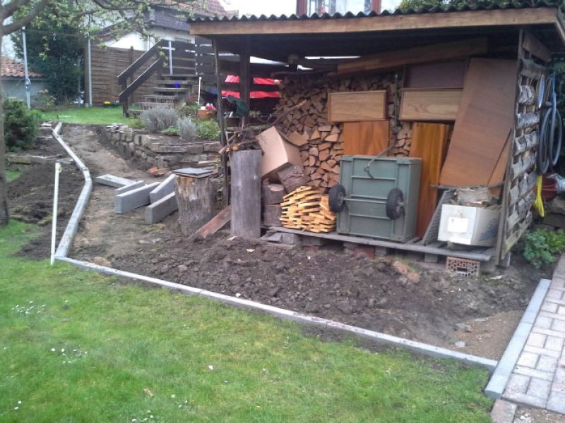 Verlegen von Kieswaben KW50 für einen stabilisierten Kiesweg im Garten