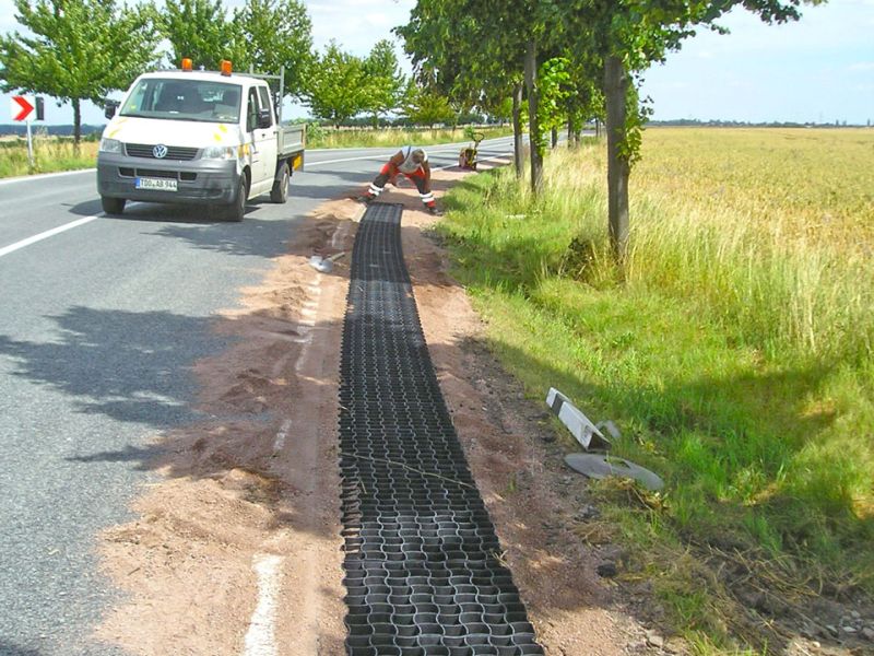 Befestigung eines Seitenstreifens einer Straße mit dem Bodengitter BG50