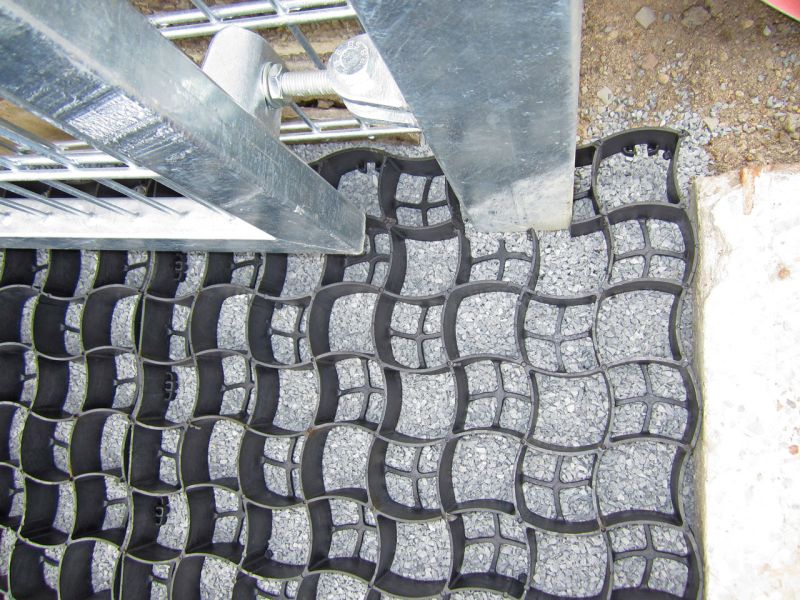 Verlegen und Verfüllen des Bodengitter BG50 für Hof und Einfahrt
