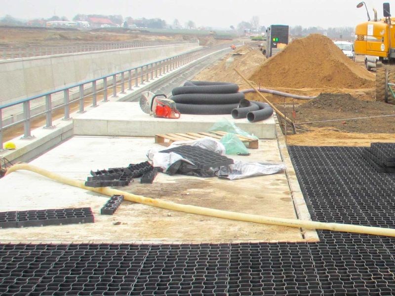 Verlegung des Bodengitter BG50 aus Kunststoff zur Bodenstabilisierung für ein Trogbauwerk