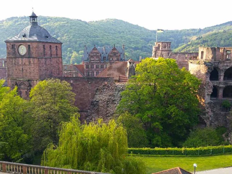 Fahrplatten zum Schutz des Rasen im Schlosspark Heidelberg für ein Event
