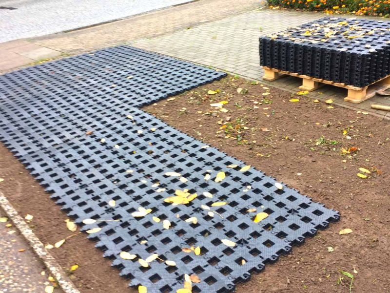 Umwandlung einer Pflanzfläche zu einem PKW Stellplatz aus Rasengittersteinen