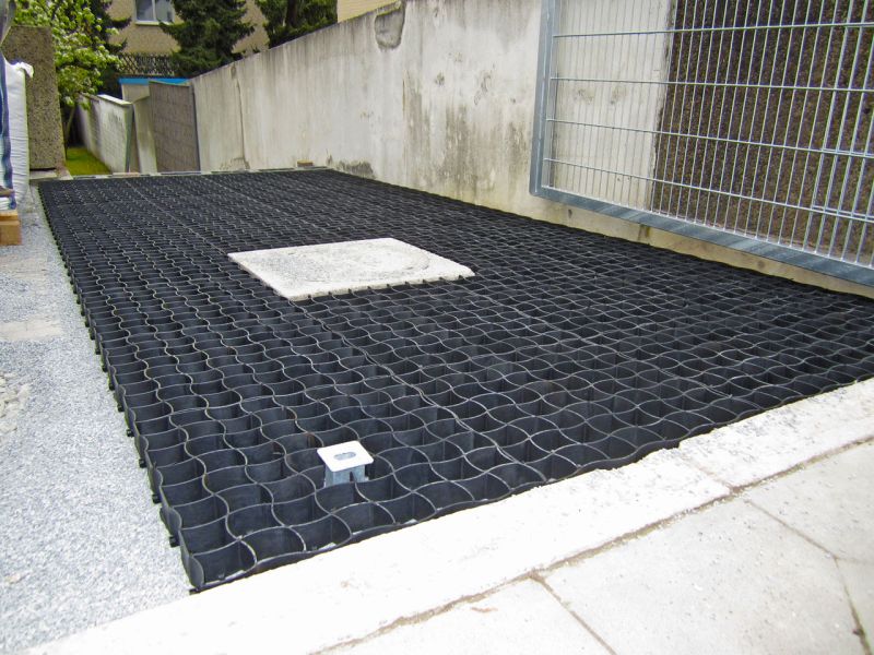 Verlegen und Verfüllen des Bodengitter BG50 für Hof und Einfahrt